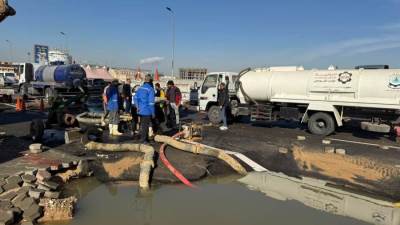 جهاز القاهرة الجديدة يسيطر على كسر بخط طرد للصرف الصحي في شارع التسعين الجنوبي