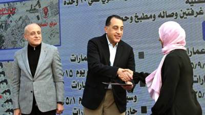 رئيس الوزراء يُسلم عقود وحدات «إسكان الطود» بالأقصر ويوجه بسرعة الانتهاء من المشروع