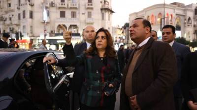 خلال جولتها الميدانية .. «منال عوض» توجه بسرعة الانتهاء من تطوير شارع إبراهيم بالكوربة