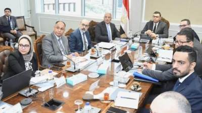 وزير الإسكان يبحث مع رئيس المركز الوطني لاستخدامات أراضي الدولة عدد من الملفات