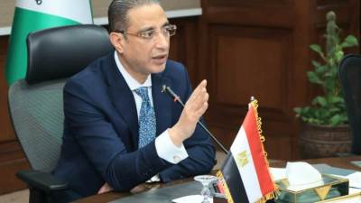 محافظ الجيزة يوجه رؤساء الأحياء بسرعة إنجاز ملفات التقنين والتصالح وتحسين الخدمات