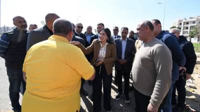 استجابة فورية لطلب مواطن خلال جولة وزيرة الإسكان بمدينة الشروق
