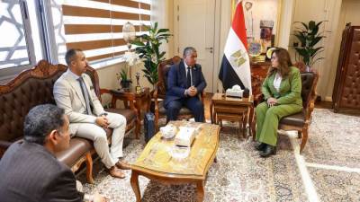 «منال عوض» تبحث مع الهيئة العربية للتصنيع دعم مشروعات البنية التحتية لمنظومة المخلفات بالمحافظات
