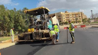 استمرار تطوير طرق المنطقة الخامسة عمارات بمدينة الشروق