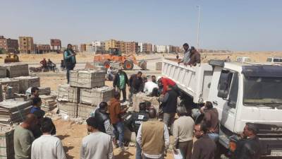 جهاز العاشر ينفذ حملة موسعة لإزالة التشوينات غير المرخصة بالحديقة المركزية