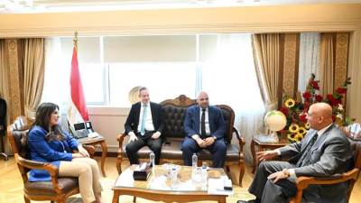 وزيرة الإسكان تبحث مع شركة «أكوا باور»  إنشاء وتشغيل محطات تحلية مياه البحر