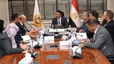 وزير الصناعة يبحث مع «سان جوبان مصر» خطط التوسع وتعزيز الاستثمارات في مواد البناء المستدامة