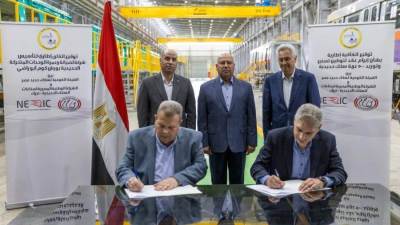 توقيع اتفاقيتين لتصنيع 500 عربة مكيفة وتأسيس شركة لتشغيل ورش كوم أبو راضي