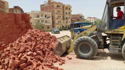 حملات موسعة بالعاشر لإزالة الإشغالات وضبط المخالفات