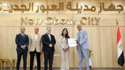 وزيرة الإسكان تسلم عقود توفيق أوضاع الأراضي المضافة بمدينتي العبور الجديدة والشروق