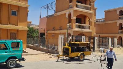 إزالة مخالفات بناء بقطعتين داخل كمبوند «ستيلا مصر الجديدة» بالشروق