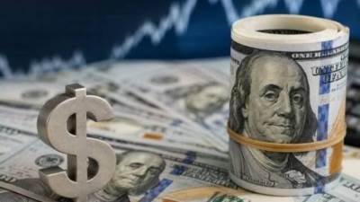 الدولار يقترب من 54 جنيهًا في البنوك  خلال تعاملات الإثنين