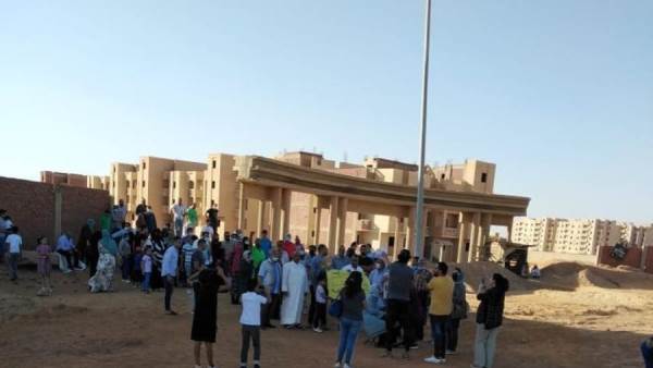 بالفيديو .. وقفة احتجاجية لملاك وحدات الربوة الهادئة بعد منعهم من دخول المشروع