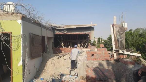 إزالة فورية لمخالفة بناء بغرف السطح في الرحاب بالقاهرة الجديدة