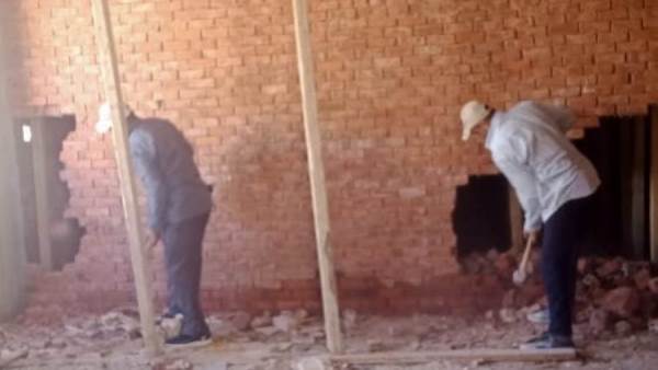 إزالة فورية لمخالفة بناء بالمنطقة التاسعة بمدينة الشروق