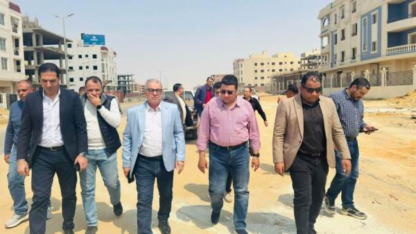 نائب رئيس هيئة المجتمعات يتفقد منطقة «بيت الوطن» بالقاهرة الجديدة ويشدد على الالتزام بالجداول الزمنية