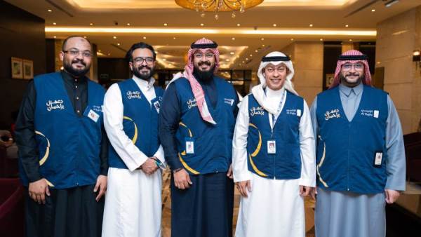 «الراجحي» تستقبل أولى رحلات الحج السياحى البرى في مكة بالورود والهدايا ومياه زمزم