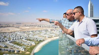 رئيس جهاز مدينة العلمين الجديدة يتفقد الأبراج الشاطئية