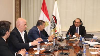 وزير قطاع الأعمال يبحث مع «أروجلو» العالمية إدارة وتشغيل مصانع الغزل الجديدة