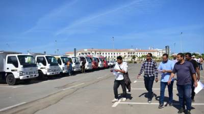 إصطفاف موسع لمعدات النظافة بمدينة العلمين الجديدة استعدادًا للعمل على الطريق الساحلي