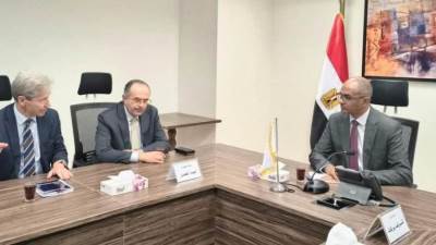 نائب وزير الإسكان يبحث مع تحالف "المقاولون العرب" وشركة عالمية فرص الاستثمار في محطات تحلية مياه البحر